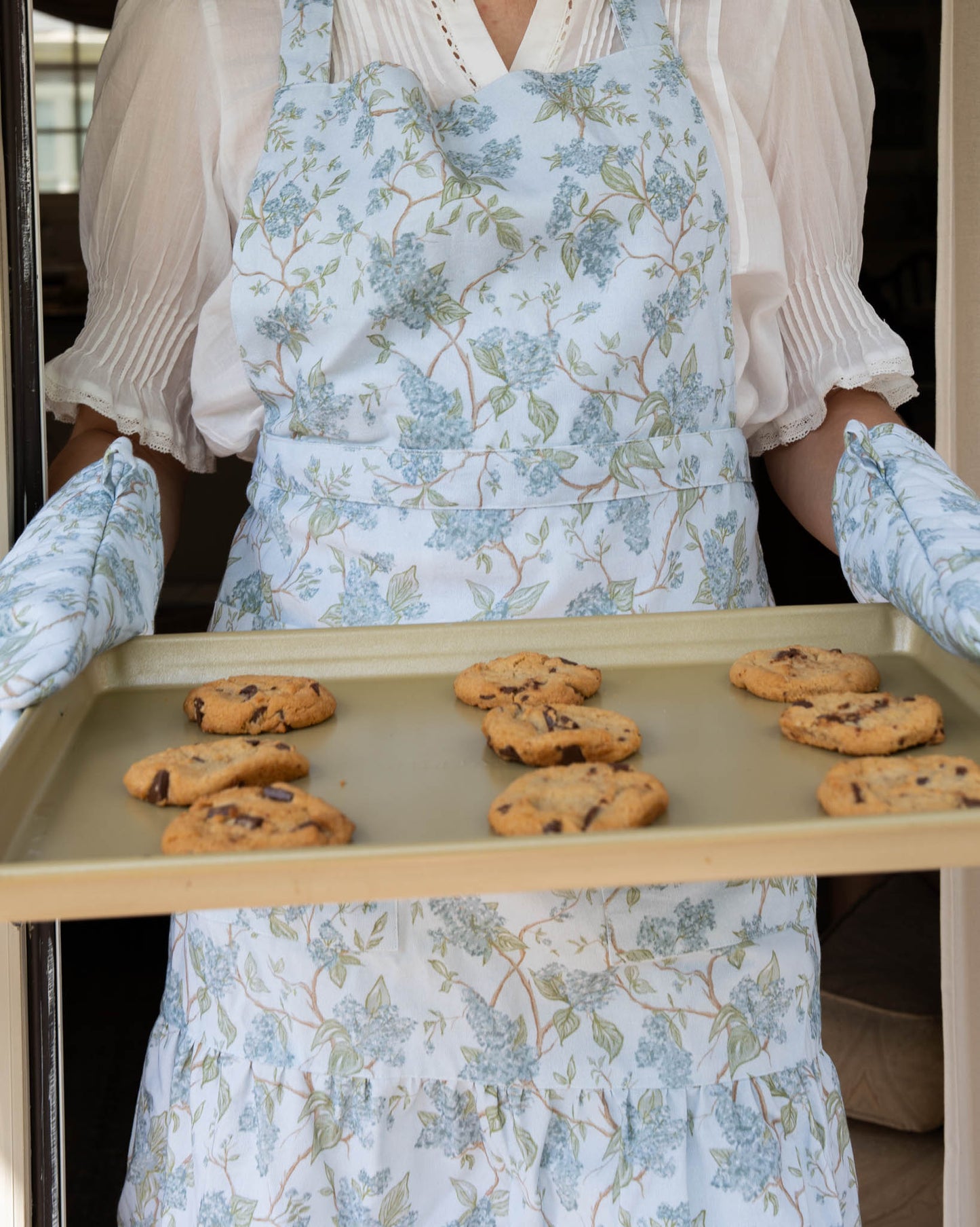 Floral apron in Hyacinth design, organic cotton fabric, perfect for seasonal cooking, hosting, and gifting for Mother’s Day or spring occasions.