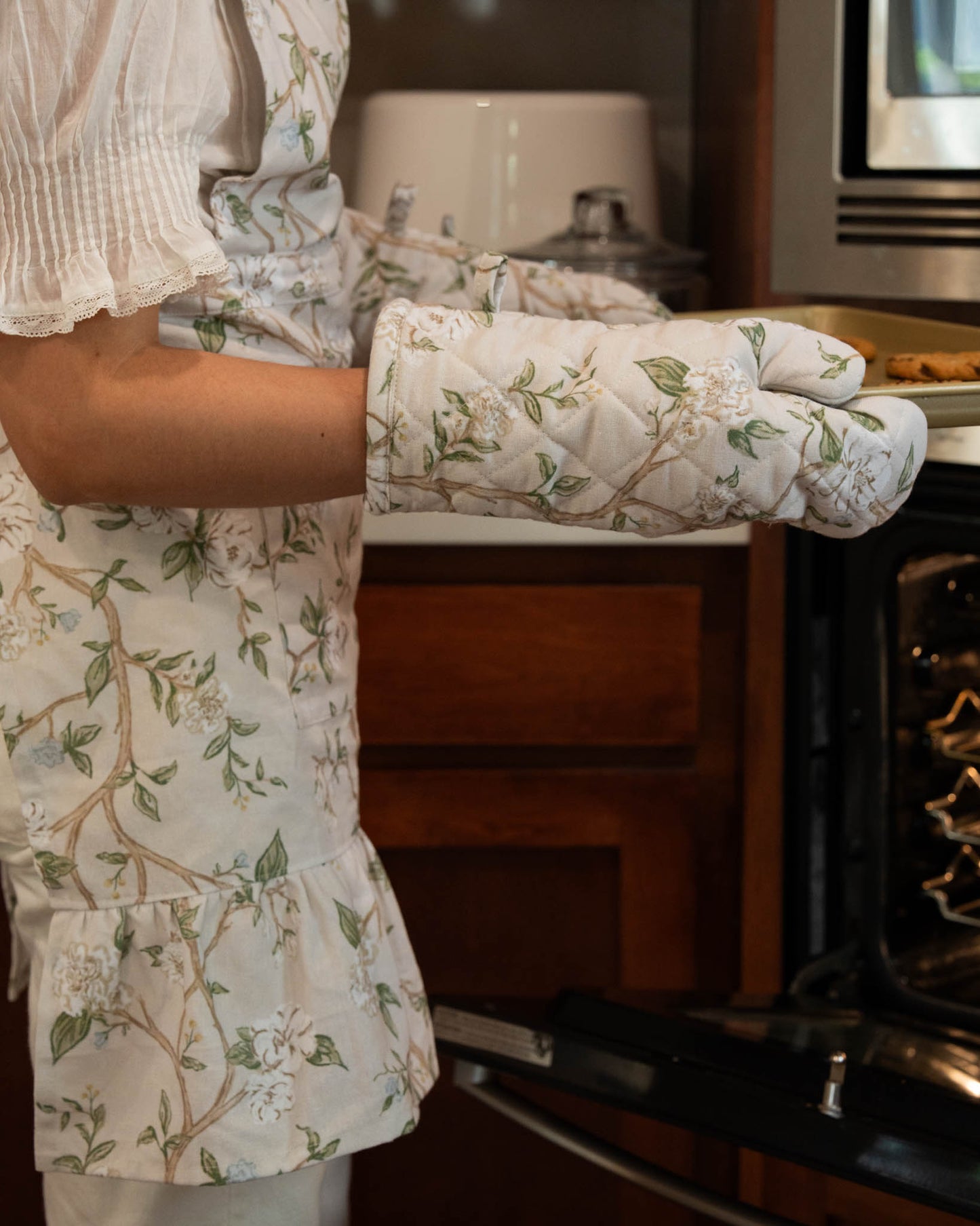 Floral oven mitt and matching apron perfect for baking and cooking or as a wedding gift.
