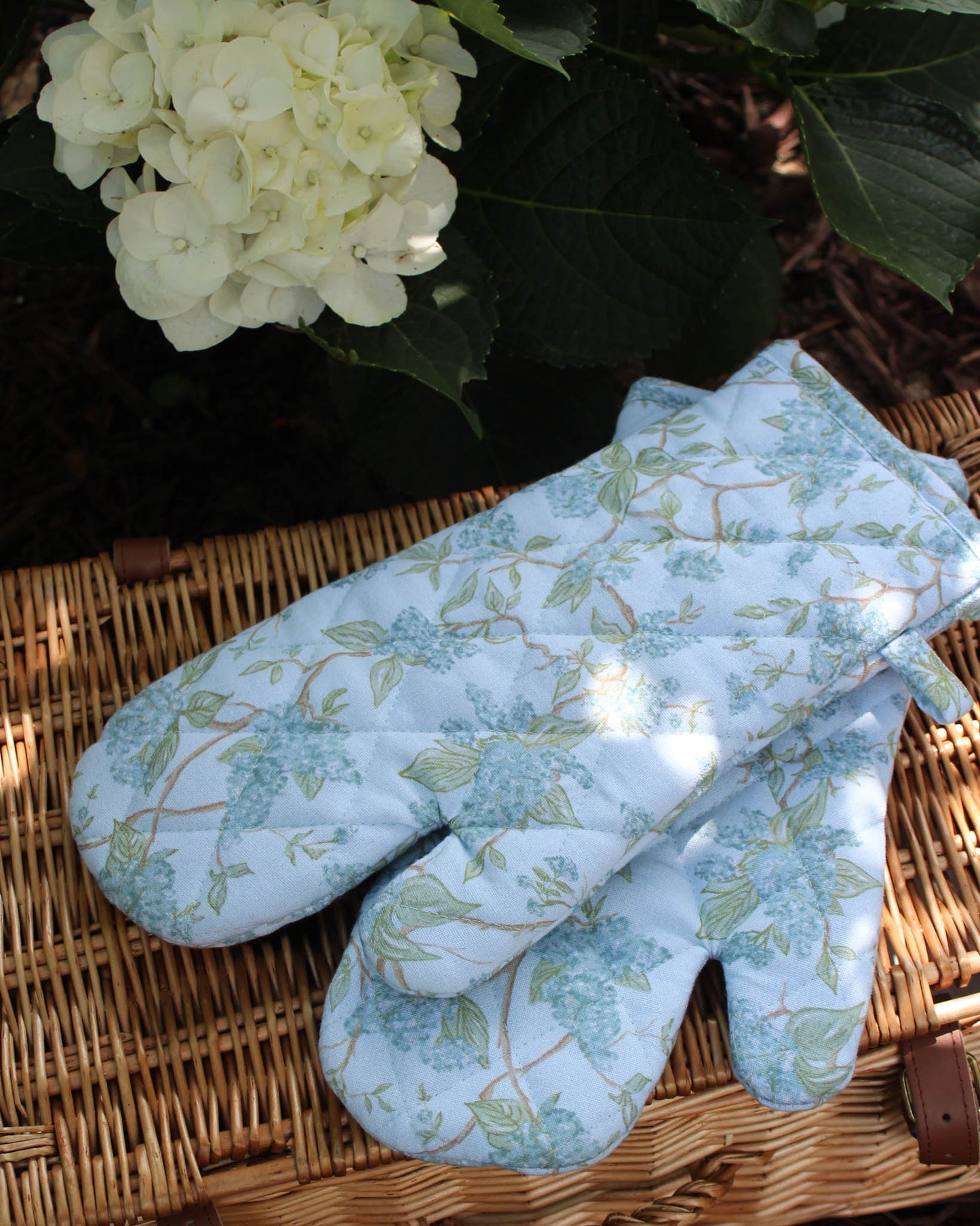 Blue floral hydrangea inspired print pot holders. Organic cotton and quilted, perfect for cooking and baking, or for a hostess gift or wedding gift.