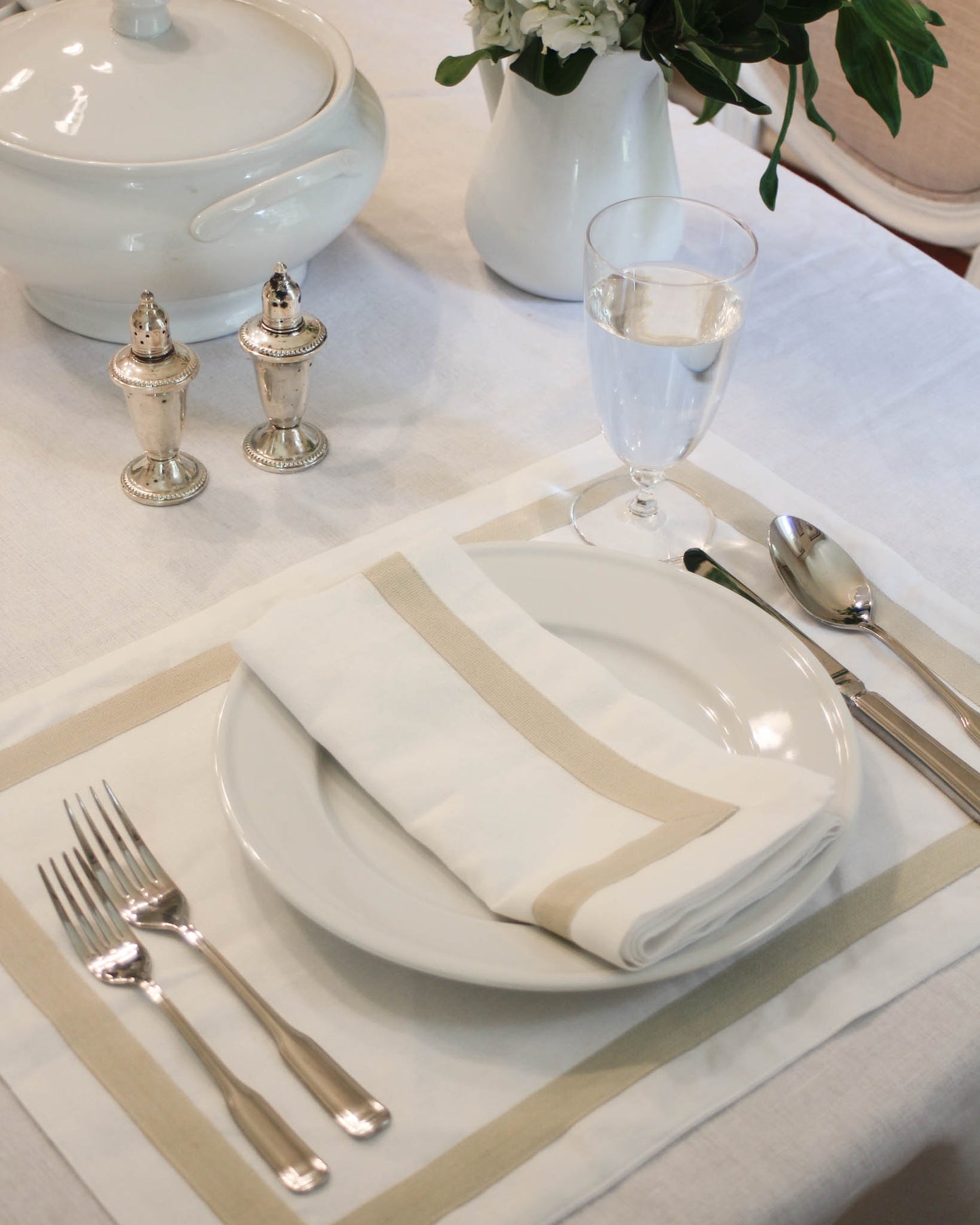 Elevate your dining experience with this refined monogrammed placemat, made from luxurious white organic cotton and accented with a tasteful beige border and personalized embroidery. Ideal for weddings, housewarming celebrations, or as a stylish hostess gift.