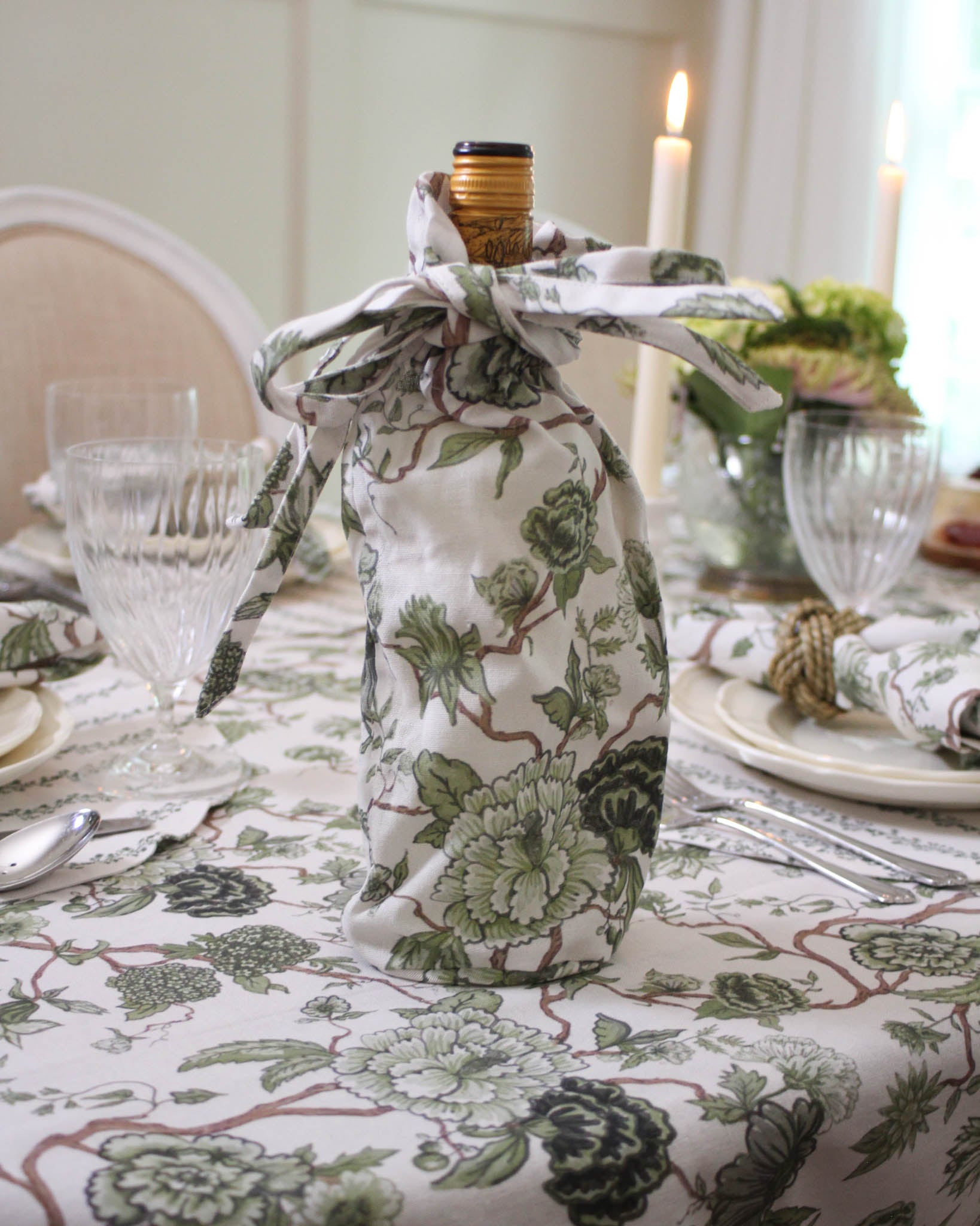 Sustainable gift bag for wine bottles this holiday season. Reusable and made with cotton