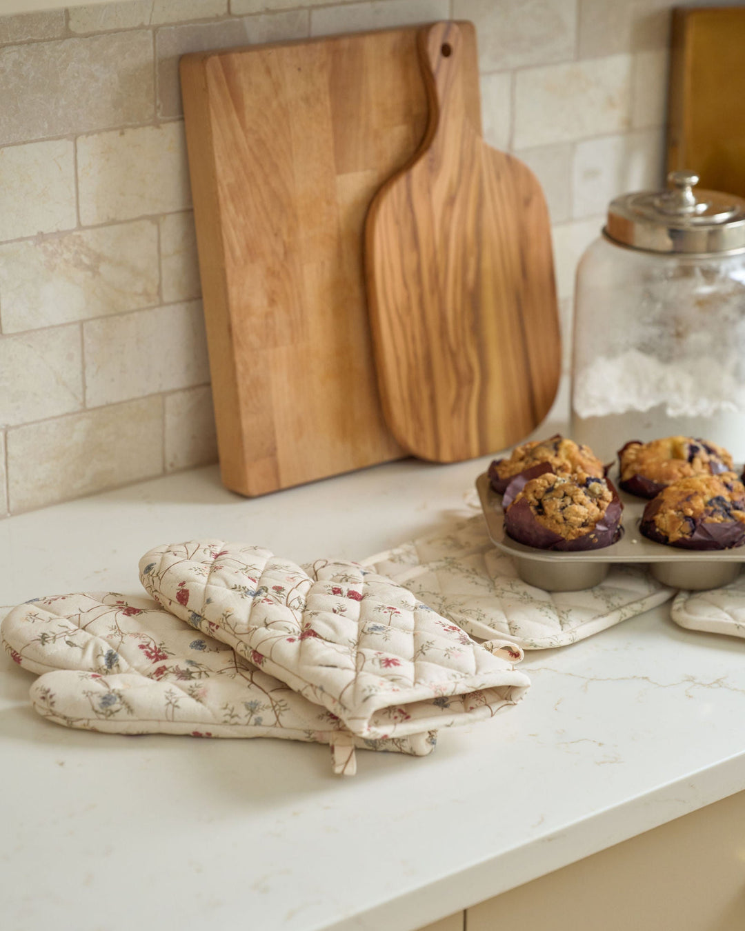Antique Floral quilted cotton oven mitt set with a heat-resistant lining, designed for everyday cooking, spring and summer baking, fall meals, Thanksgiving dinner preparation, Christmas baking, holiday hosting, hostess gifts, and year-round kitchen use.