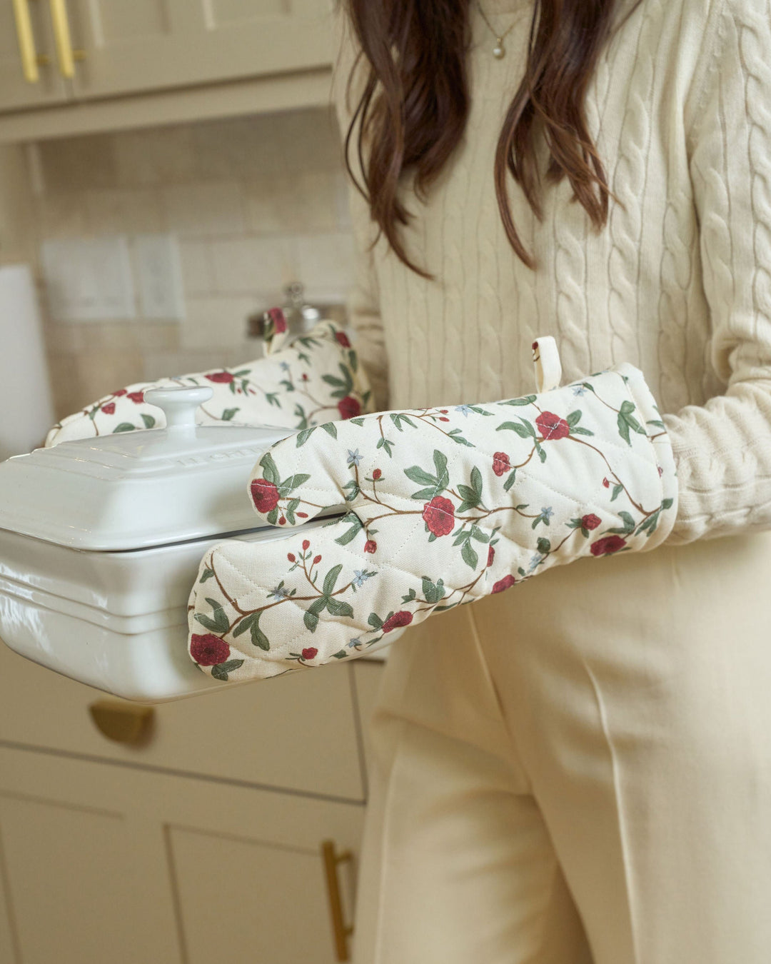 Christmas red and green floral cotton oven mitts with quilted heat-resistant lining, styled for holiday baking, festive kitchens, hostess gifts, and classic Christmas cooking.
