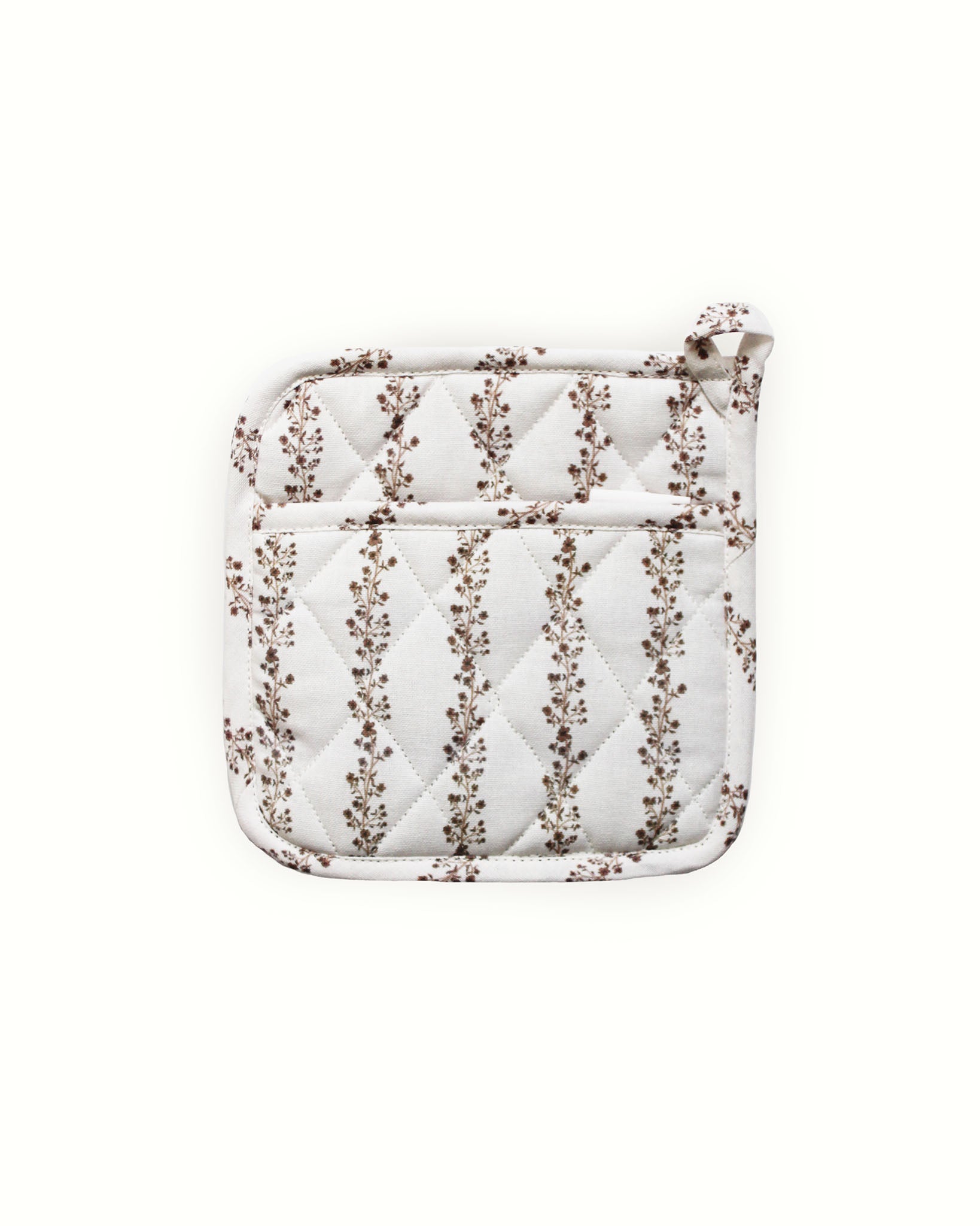 Brighten holiday kitchens with our floral quilted potholders in chestnut brown. This set of 2 makes the perfect Christmas gift for bakers, cooks, and festive gatherings.