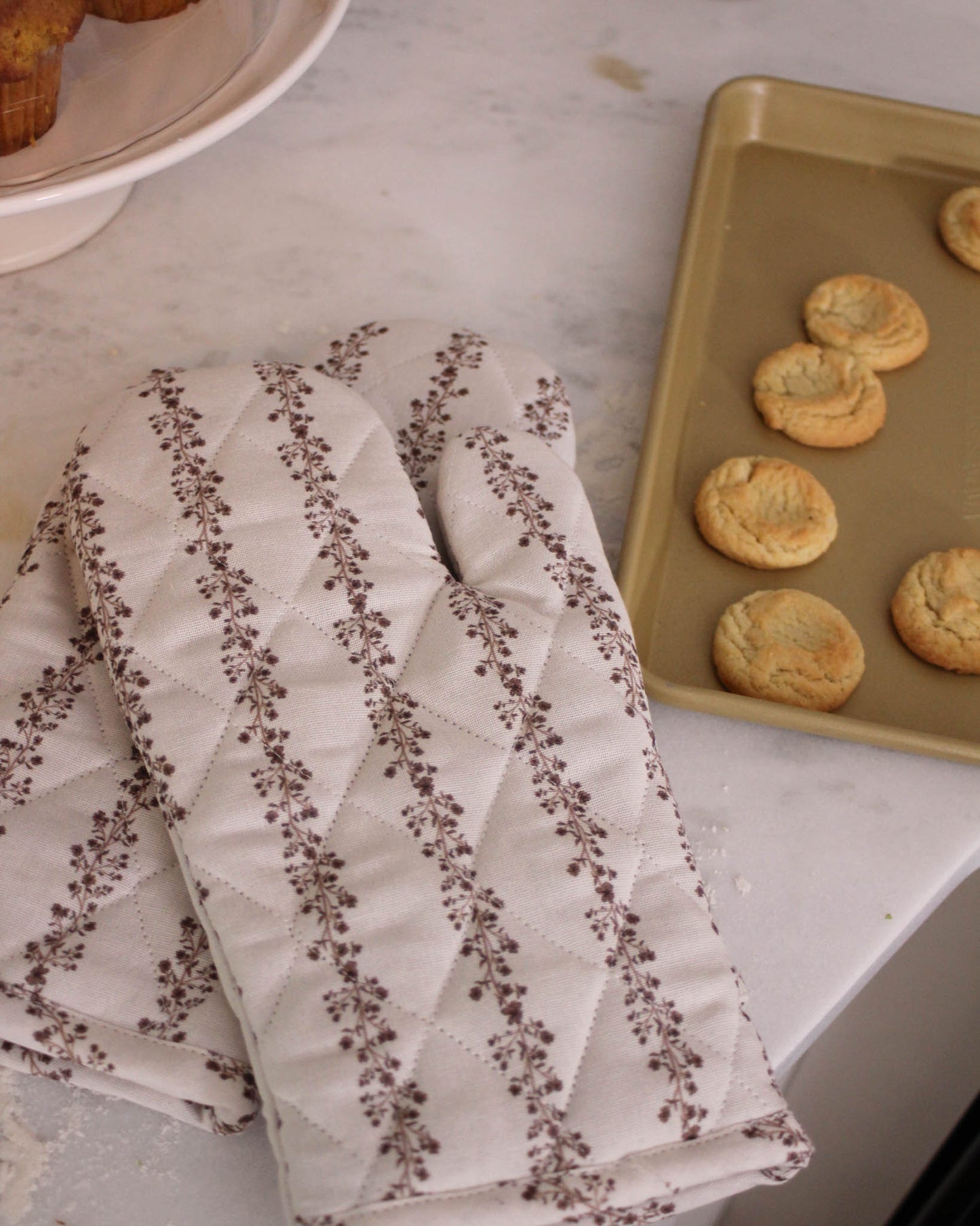 Stripe floral oven mitts in chestnut brown color for holiday baking and cooking. Perfect gift for hostess, baker chef 
