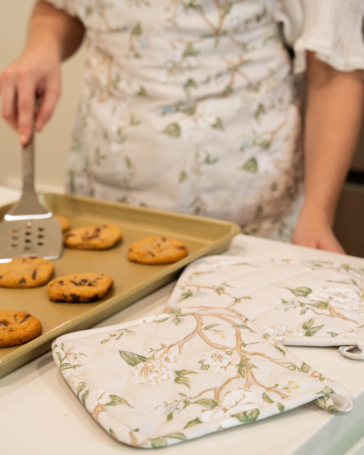 Floral pot holder set, ideal Mother’s Day gift, sustainable kitchen accessory for moms who enjoy baking, cooking, and entertaining.