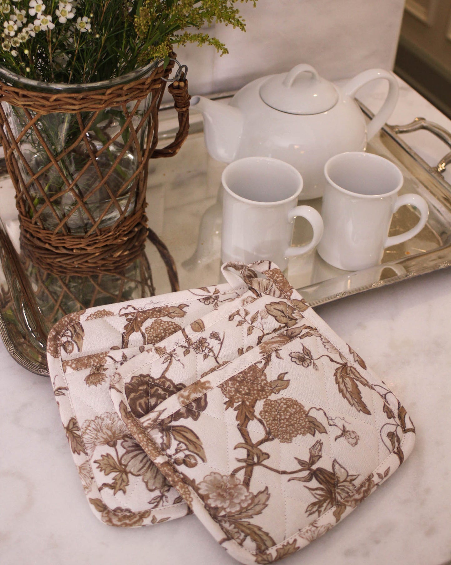 Florence organic cotton pot holders with floral print. Quilted, heat-resistant lining. Ideal for Thanksgiving & Christmas baking. Set of 2, ethically made in India 