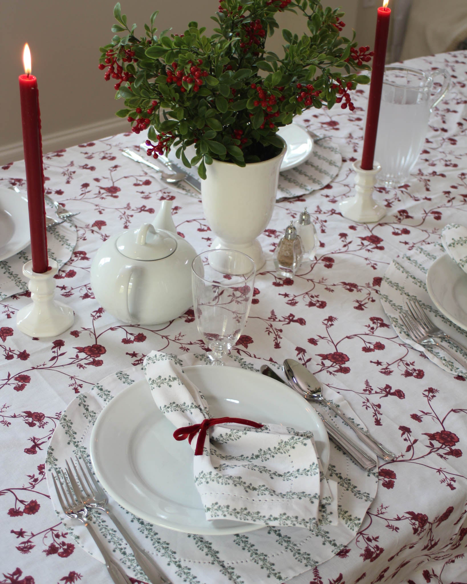 Christmas dinner table featuring Garden Vine tablecloth paired with coordinating placemats and napkins for elegant setting