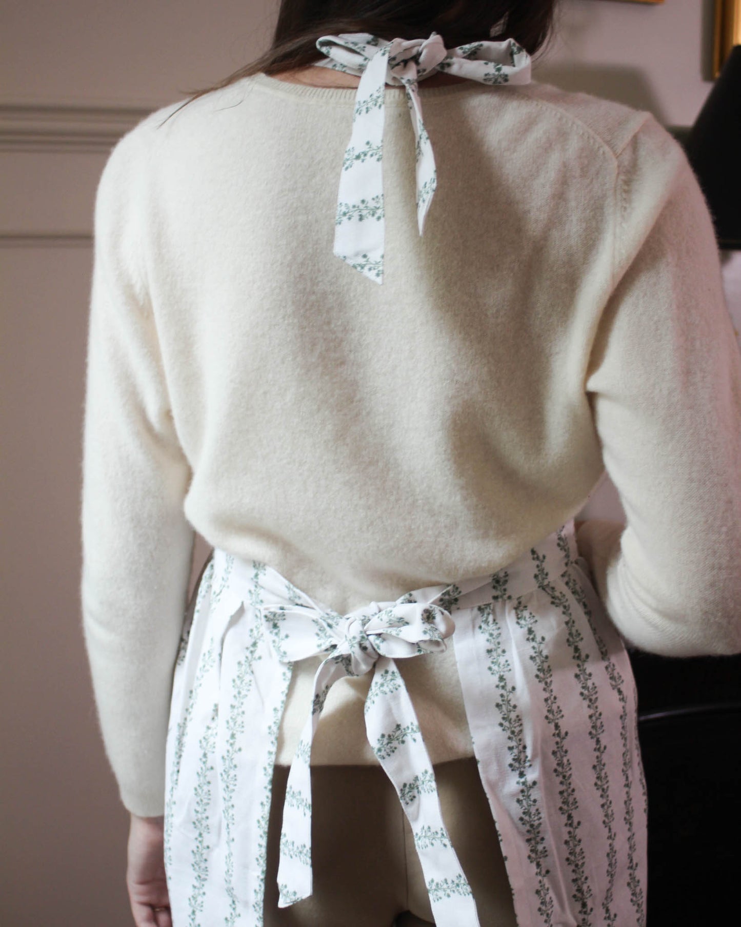 Hand-drawn floral apron in 100% organic cotton. Ruffled hem, front pockets, adjustable back ties. Perfect gift for cooks & bakers.