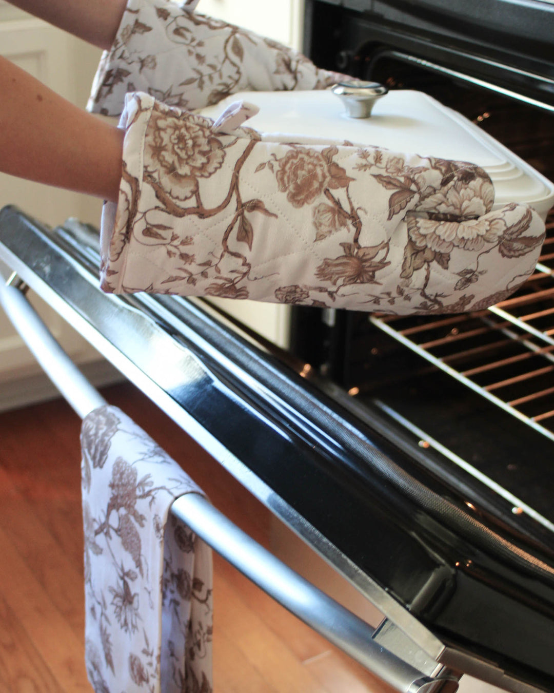 Cotton kitchen gloves with hand-drawn brown floral design, combining function and style for everyday kitchen use.