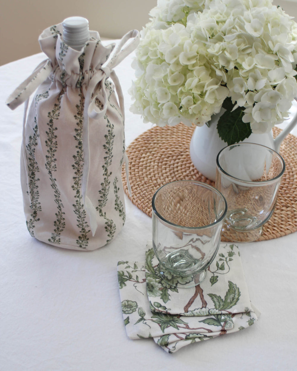 Floral wine gift bag in hand-drawn stripe print, perfect for gatherings and thoughtful gifting.