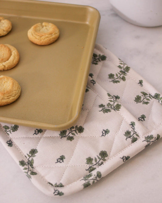 Charming floral cotton potholders in a quilted design, ideal for Christmas kitchen decor and gifts.