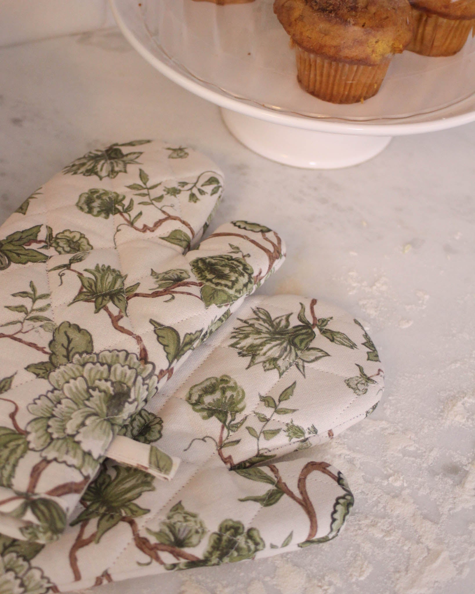 Protect hands in style with our organic cotton floral oven mitts. Quilted, heat resistant, and perfect for Christmas gifts, cooking, or holiday hosting.