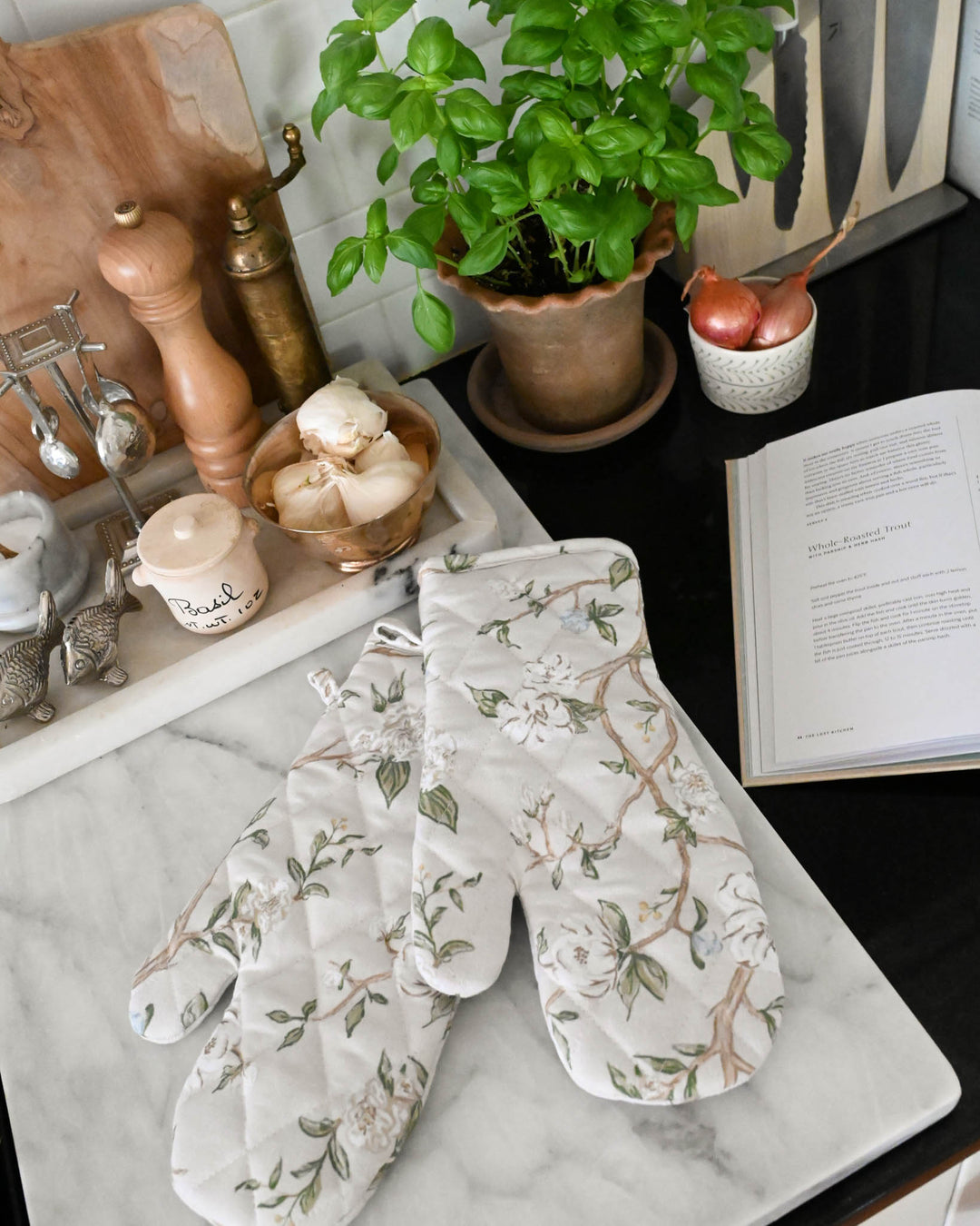Camellia floral oven mitt set in quilted cotton, heat-resistant kitchen gloves perfect for baking and everyday cooking.