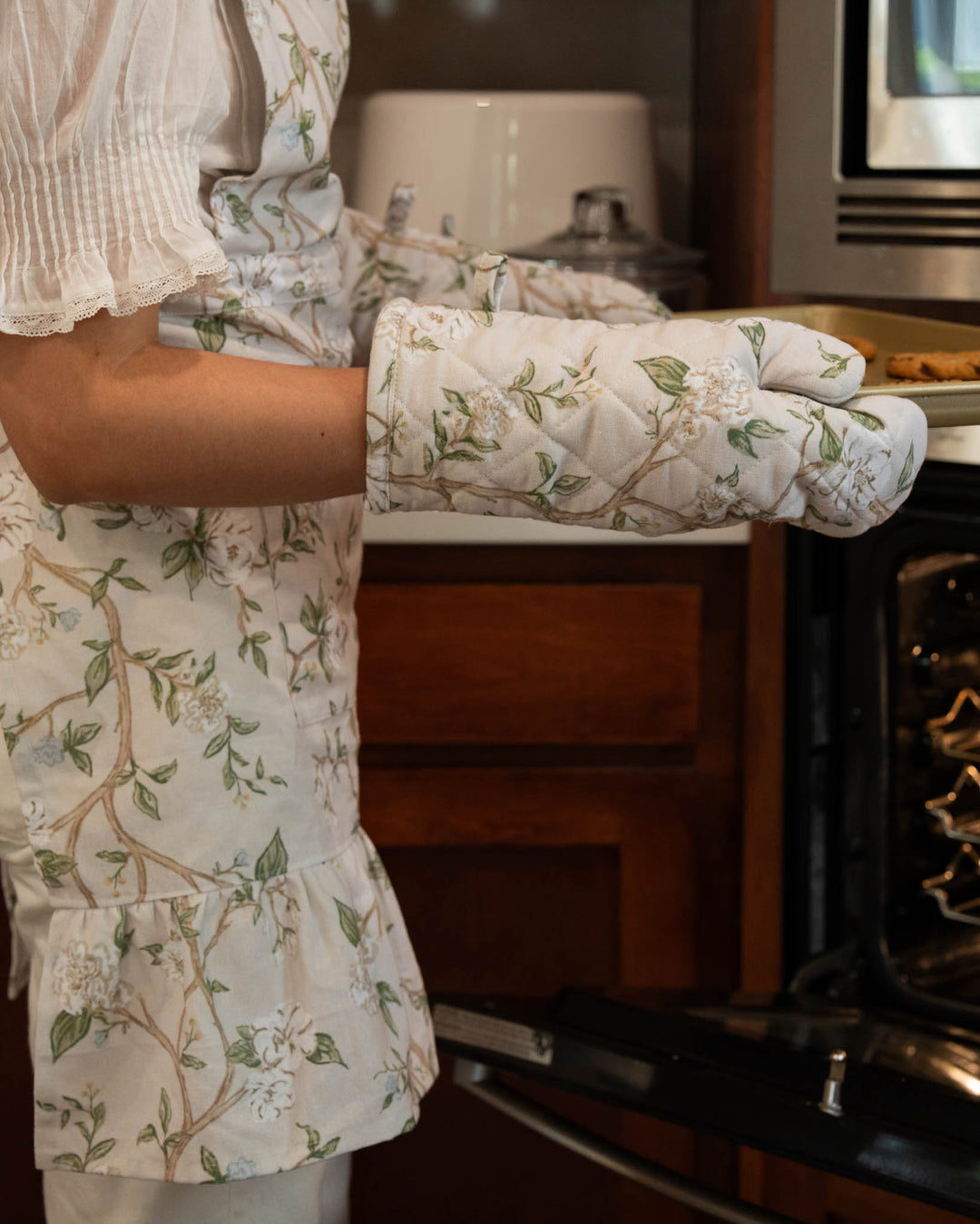 Floral oven mitt and matching apron perfect for baking and cooking or as a wedding gift.