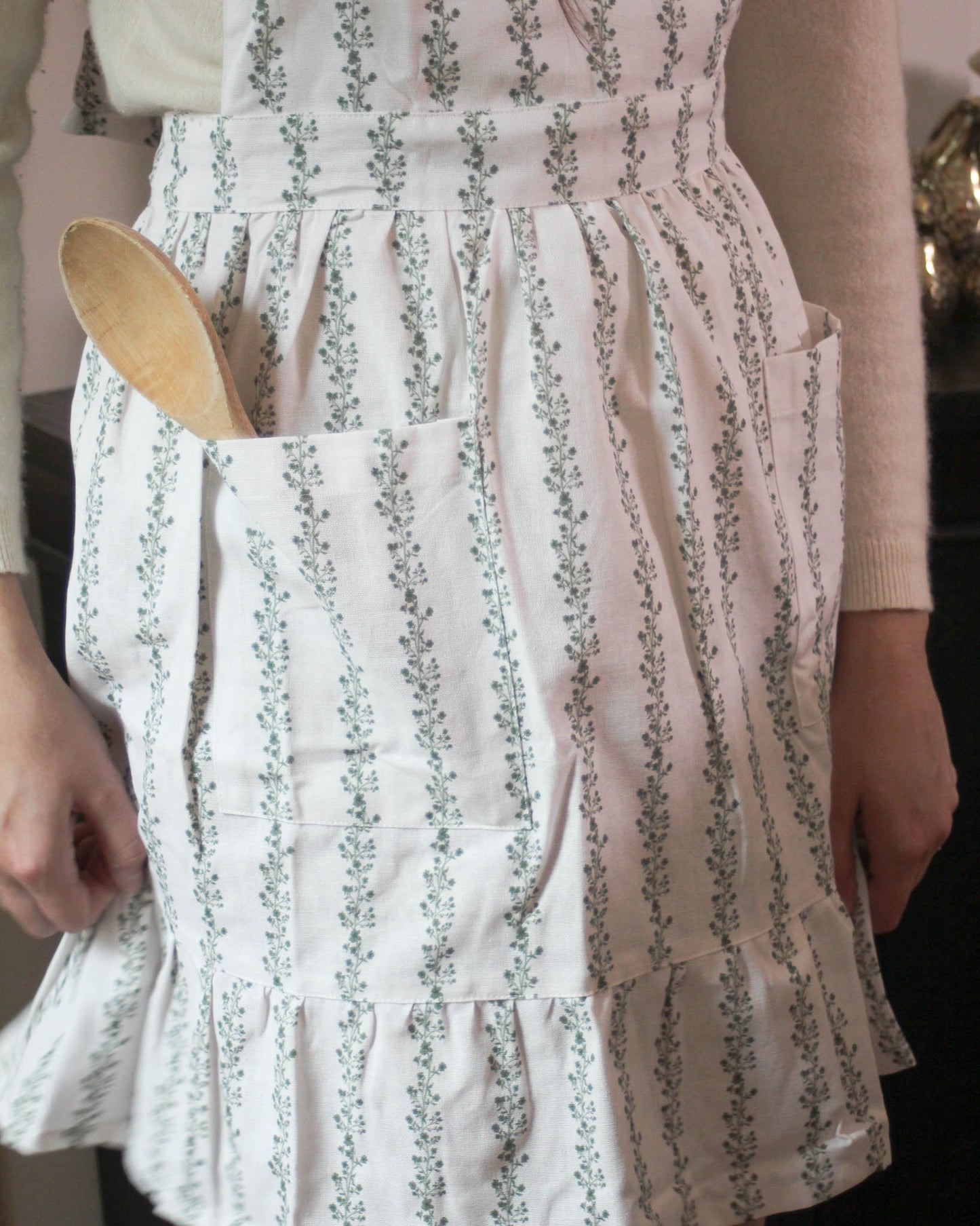 Beautiful organic cotton apron with pockets. Hand-drawn florals pattern, ruffled hem. Perfect gift for mom or bakers.