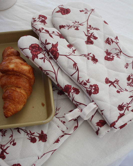 Floral oven mitt gift set, ethically made from organic cotton and free of harmful dyes. These quilted long oven mitts are a perfect add on to your holiday gift basket for hostess, mom or loved ones 