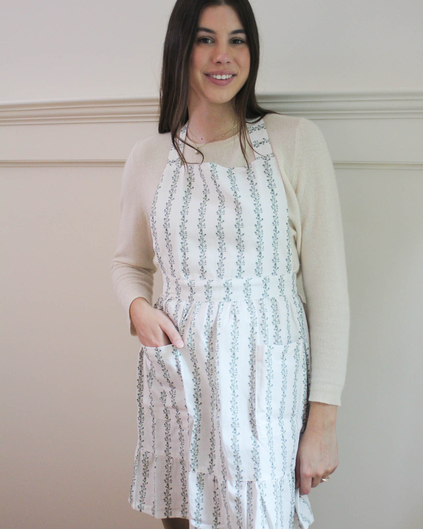 Elegant floral apron in organic cotton. Adjustable fit, front pockets, ruffle detail. Perfect holiday gift for bakers.