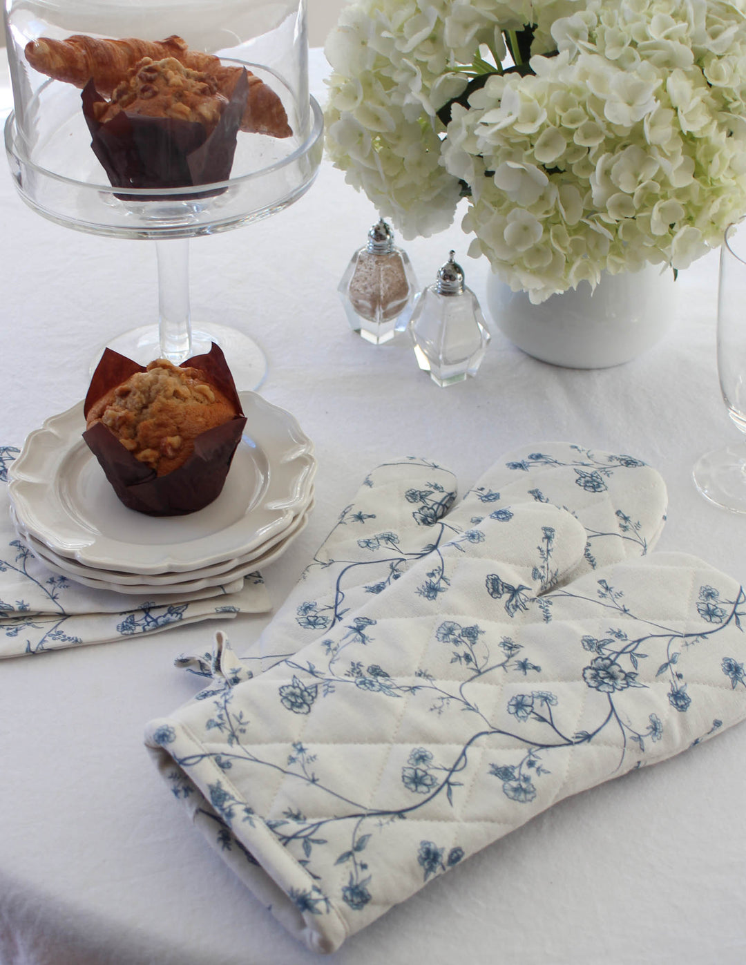 Garden Vine Delft blue oven mitt set of 2 in quilted cotton with hand-drawn botanical vine print for summer cooking and elegant kitchen use