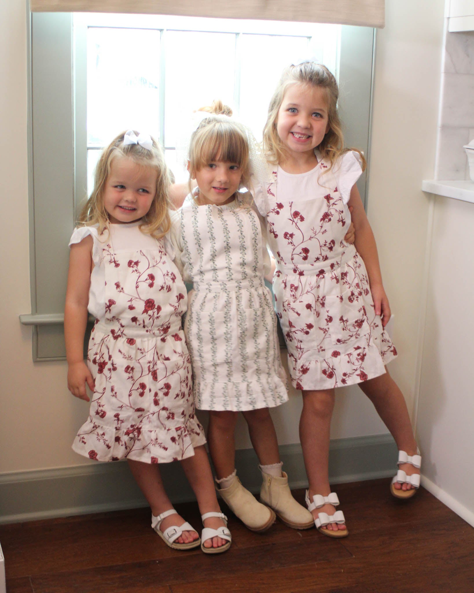 Red floral apron for kids aged 4–7, perfect for cookie baking, crafts, and holiday fun. Perfect for holiday or birthday gifting