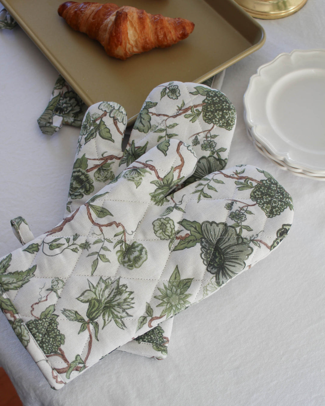 Green floral cotton oven mitt set with a detailed botanical pattern, crafted for heat protection while cooking and baking.
