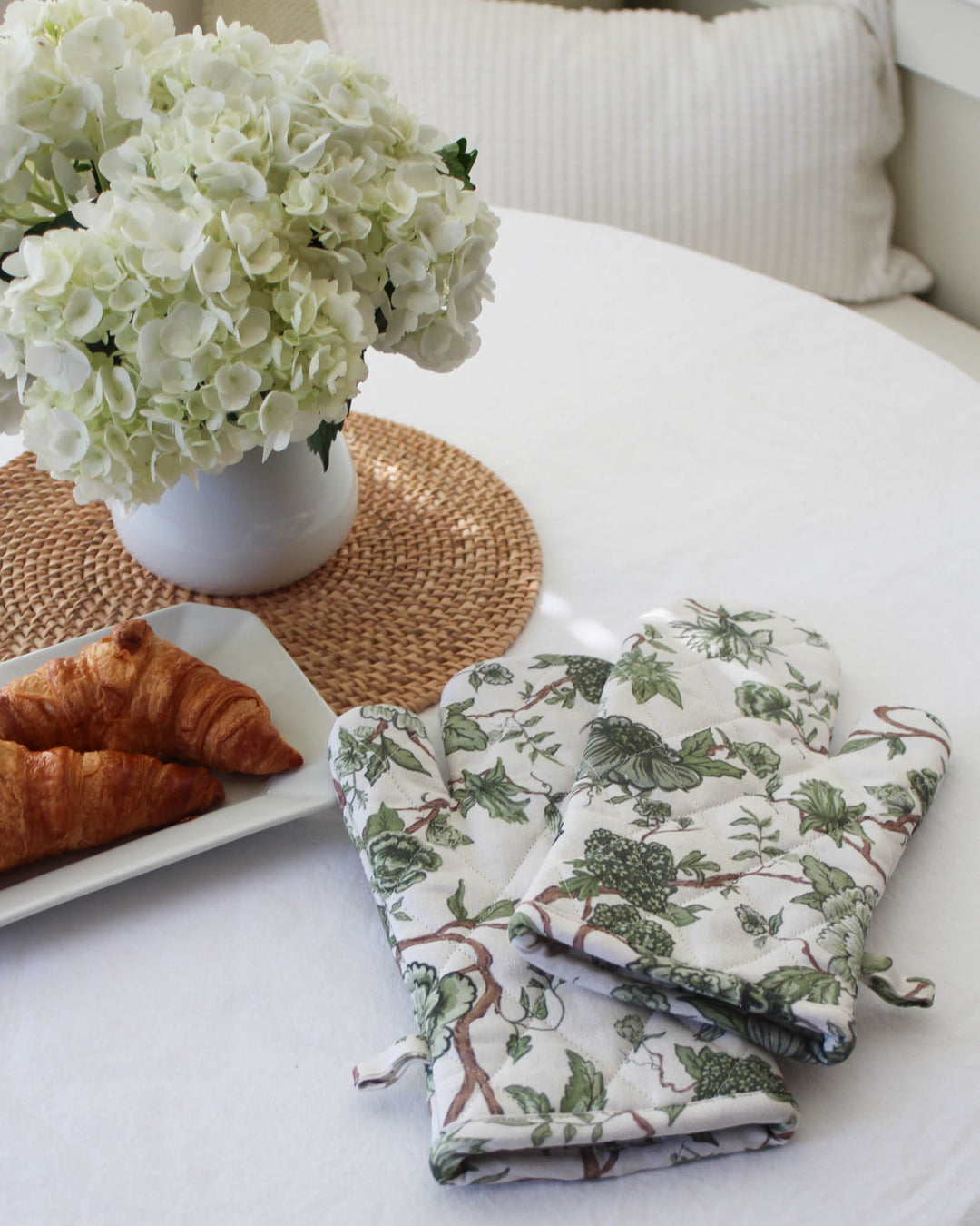 Green floral quilted oven mitt set in cotton, designed for heat protection, baking, and adding a fresh botanical touch to the kitchen.