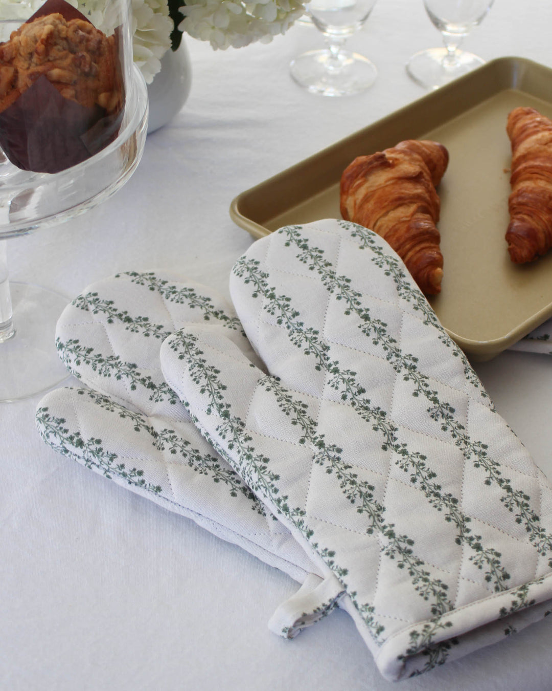 Green floral stripe oven mitt in cotton, featuring a hand-drawn botanical pattern, designed for cooking, baking, and everyday kitchen use.