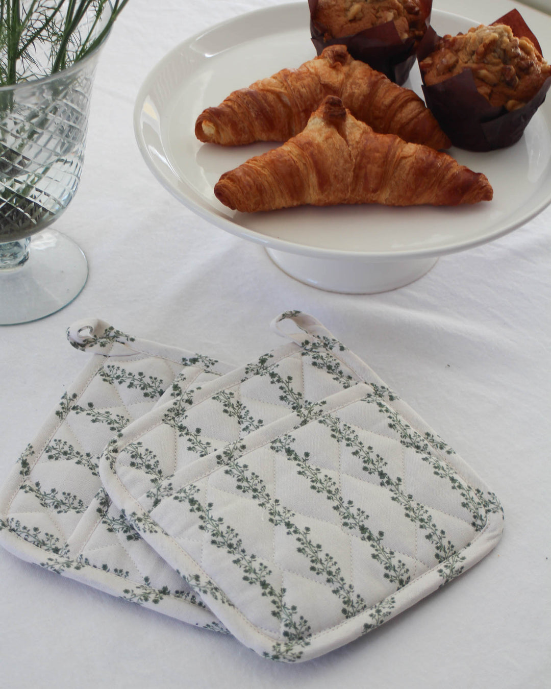 Green floral stripe pot holder set in cotton, featuring a hand-drawn botanical pattern, designed for everyday cooking, baking, and a fresh kitchen look.