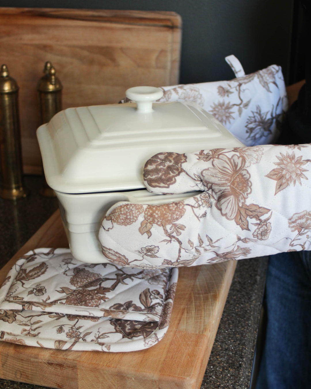 Heat-resistant floral oven mitt set, perfect for baking bread, handling hot dishes, and serving meals.
