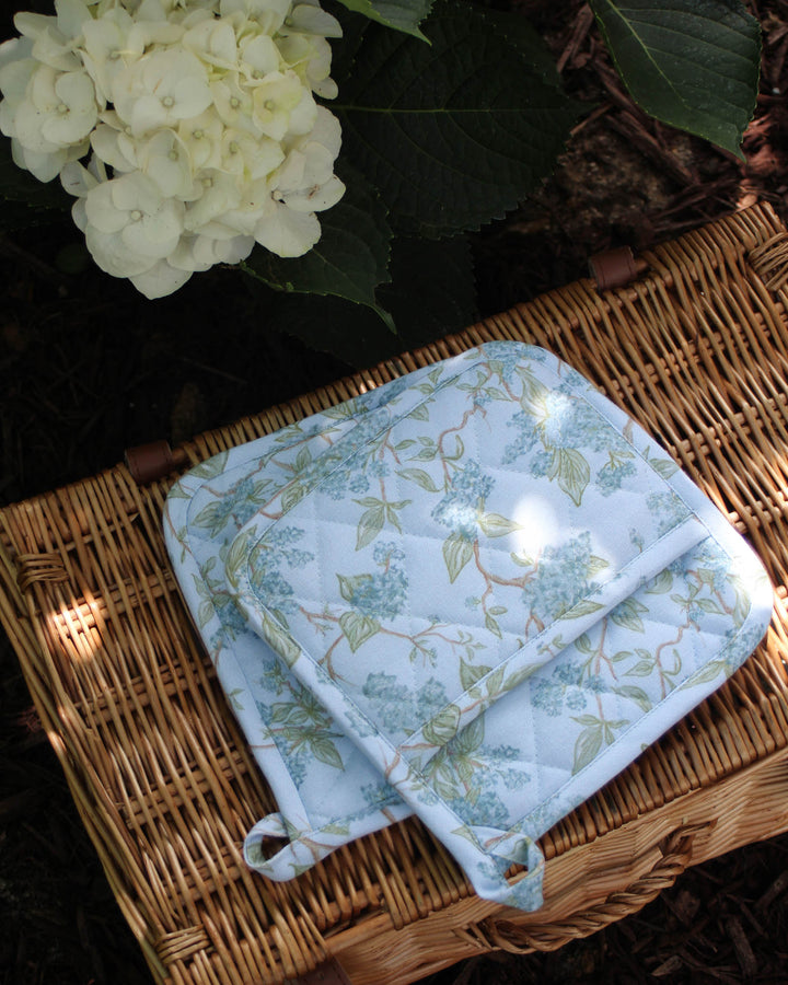 Blue floral hydrangea inspired print pot holders. Organic cotton and quilted, perfect for cooking and baking, or for a hostess gift or wedding gift.