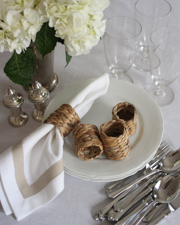 Handmade rattan napkin rings with a vintage flair are essential for enhancing your Easter decor. These attractive napkin rings add a natural boho vibe to any table setting, making them ideal for weddings, picnics, or relaxing gatherings at home.