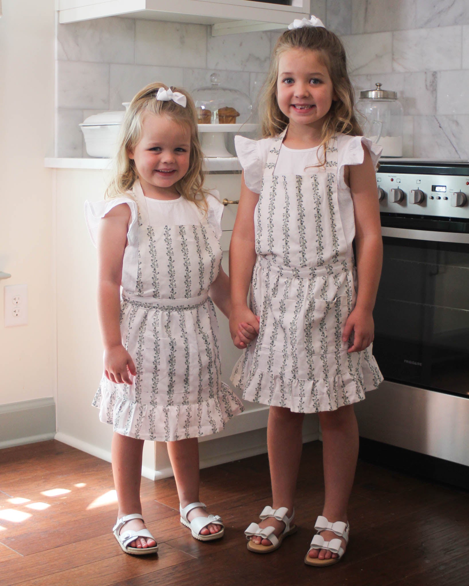 Little kids apron in organic cotton with floral pattern, back ties, front pockets. Perfect for holiday gifting and crafting