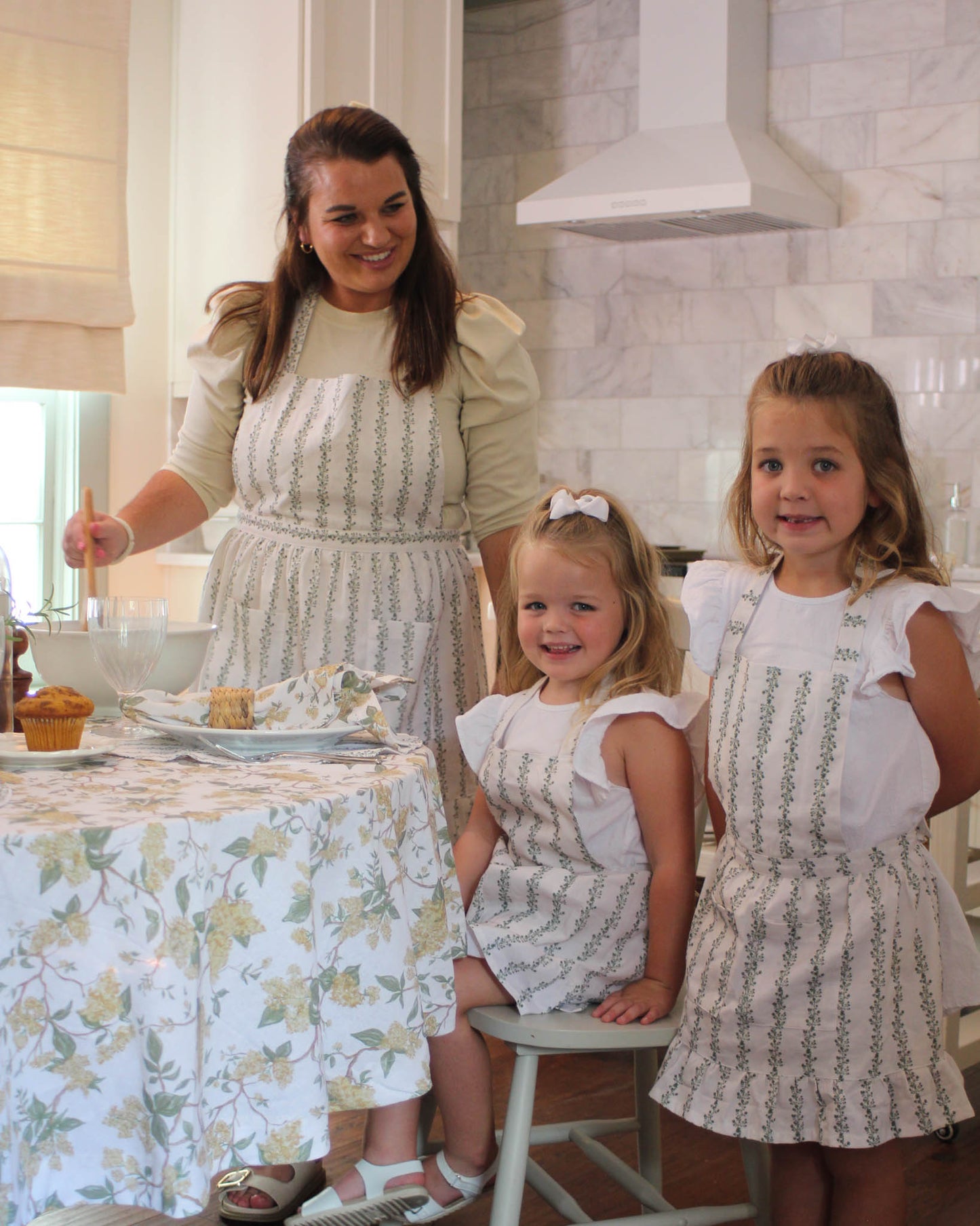 Beautiful organic cotton apron for moms matching with daughters. Hand-drawn florals, ruffled hem, pockets. Perfect Christmas gift for moms