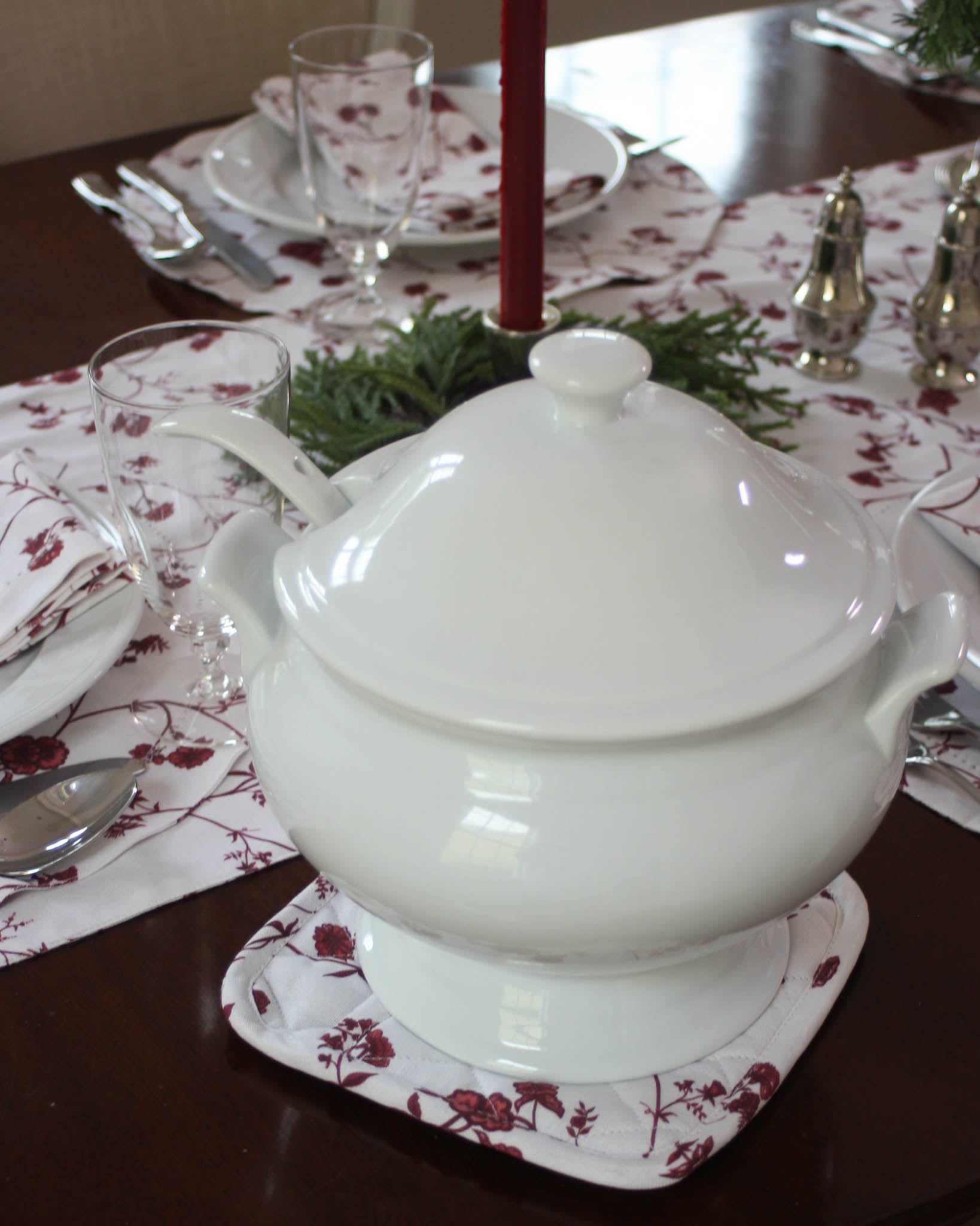 Organic cotton pot holders in our signature red vine print, ideal for hostess or holiday gifts.