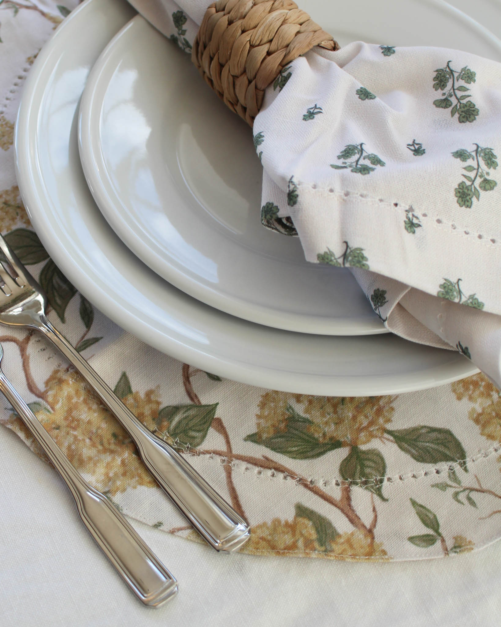 Yellow floral round organic cotton placemats for fall tablesetting.