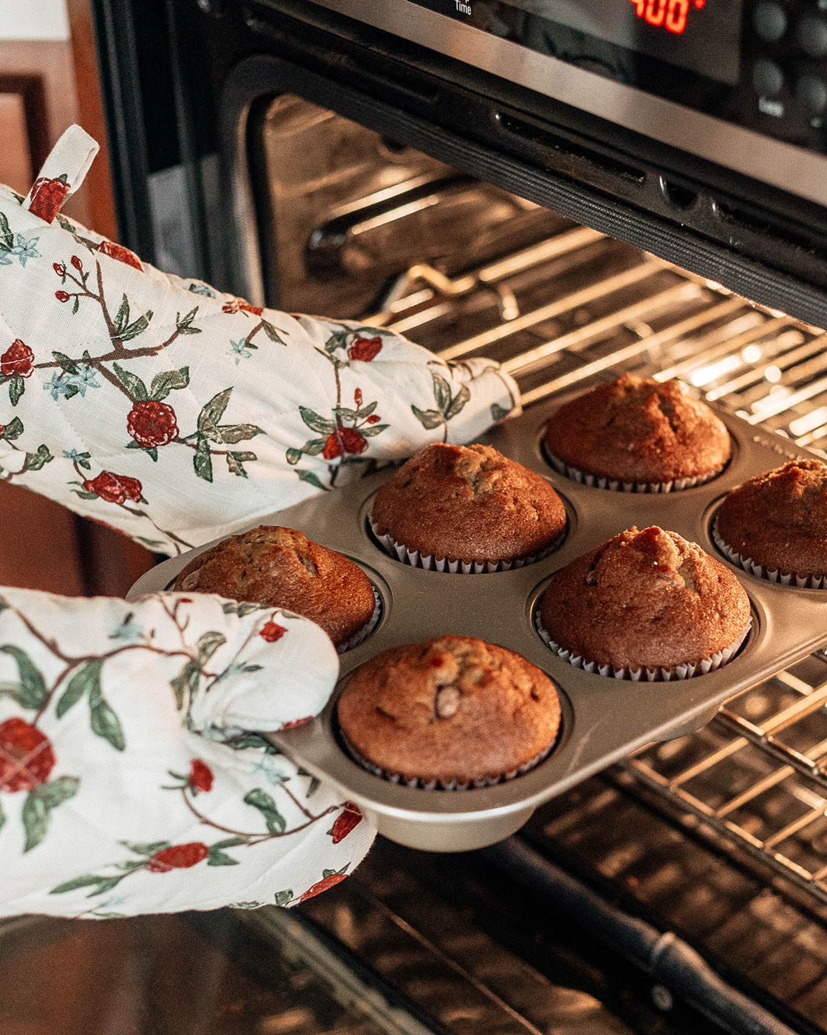 Red floral Christmas oven mitt set in quilted organic cotton perfect for Christmas
