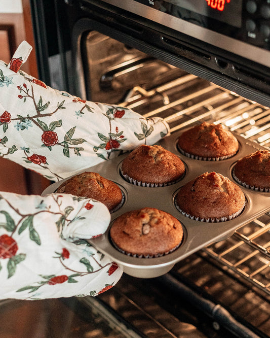 Red floral Christmas oven mitt set in quilted organic cotton perfect for Christmas