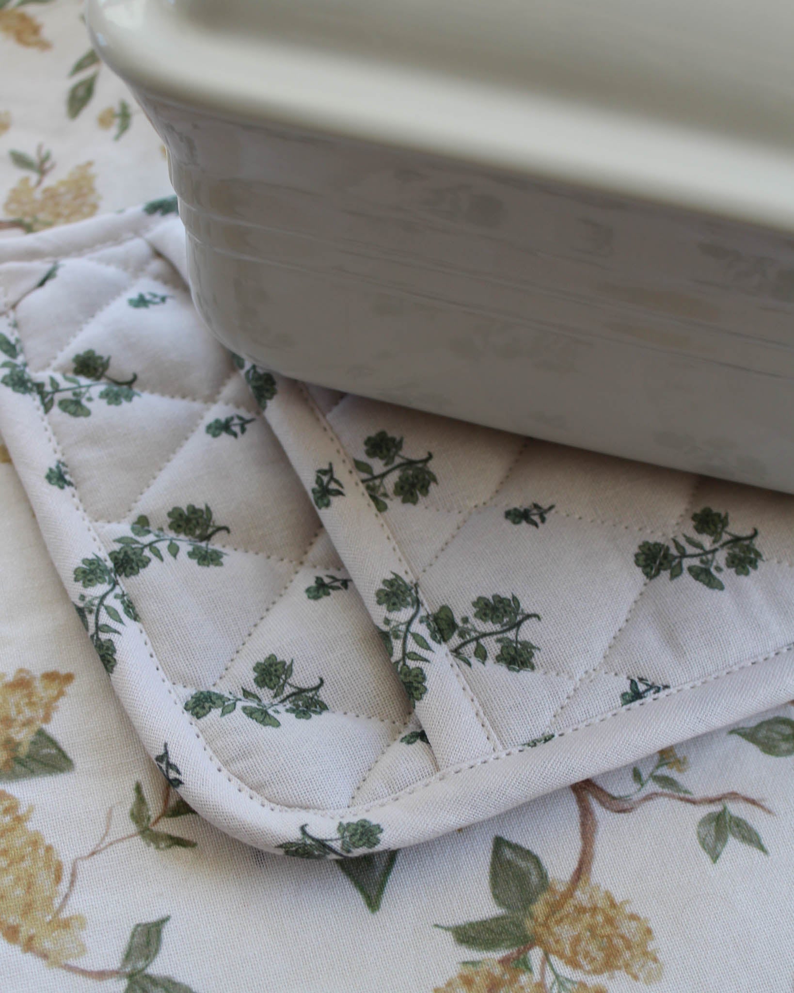 Set of 2 floral potholders in quilted cotton, perfect for Christmas gifting, holiday baking, and cozy kitchens. A charming gift for cooks and bakers.