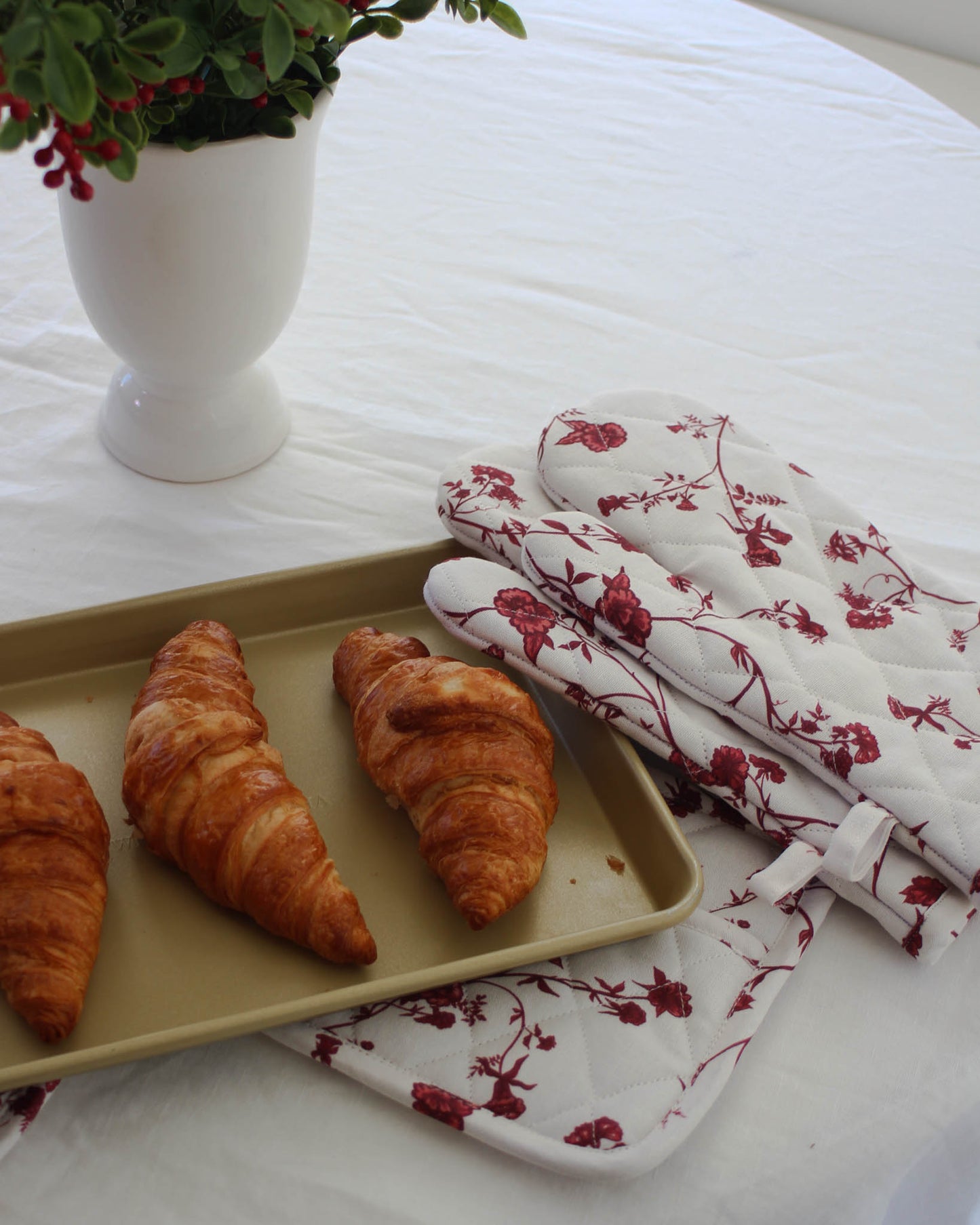 Quilted floral oven mitts with heat-resistant lining, ideal for thoughtful kitchen gifts for Christmas 