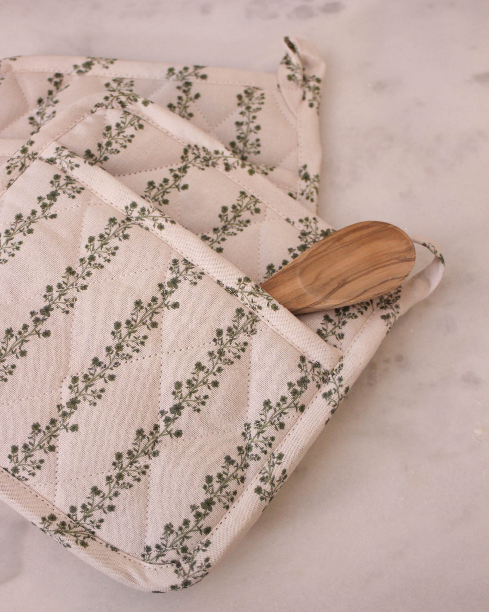 Set of 2 floral potholders in quilted cotton, perfect for Christmas gifting, holiday baking, and cozy kitchens. A charming gift for cooks and bakers.