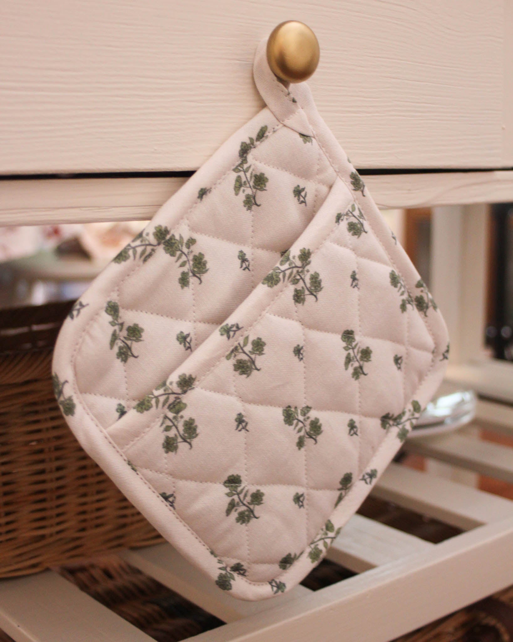 Set of 2 floral potholders in quilted cotton, perfect for Christmas gifting, holiday baking, and cozy kitchens. A charming gift for cooks and bakers.