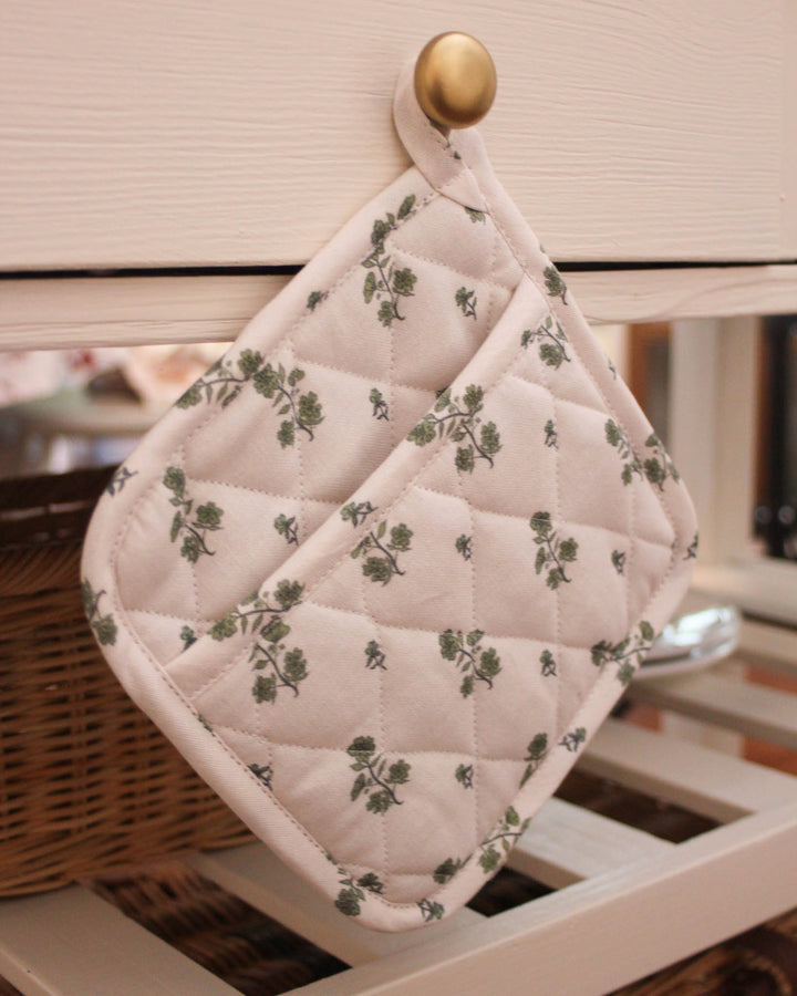 Add a touch of charm to your home with these green floral bouquet print potholders for baking and cooking. This set of 2 features a classic woven potholder design with a 8x8 square shape and hanging loops. Made from premium cotton, these quilted hot pads provide excellent heat protection for hot dishes. They function perfectly as quilted trivets for a Mother's Day brunch. A timeless gift for her or grandma gift, these country kitchen accessories are perfect for Easter baking.