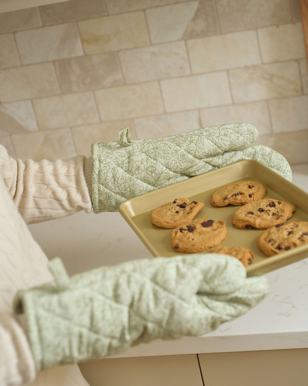 Sage green floral cotton oven mitt set with quilted construction and heat-resistant lining, designed for everyday cooking, spring baking, summer hosting, fall recipes, Thanksgiving meal preparation, Christmas baking, holiday kitchens, hostess gifts, and year-round use.
