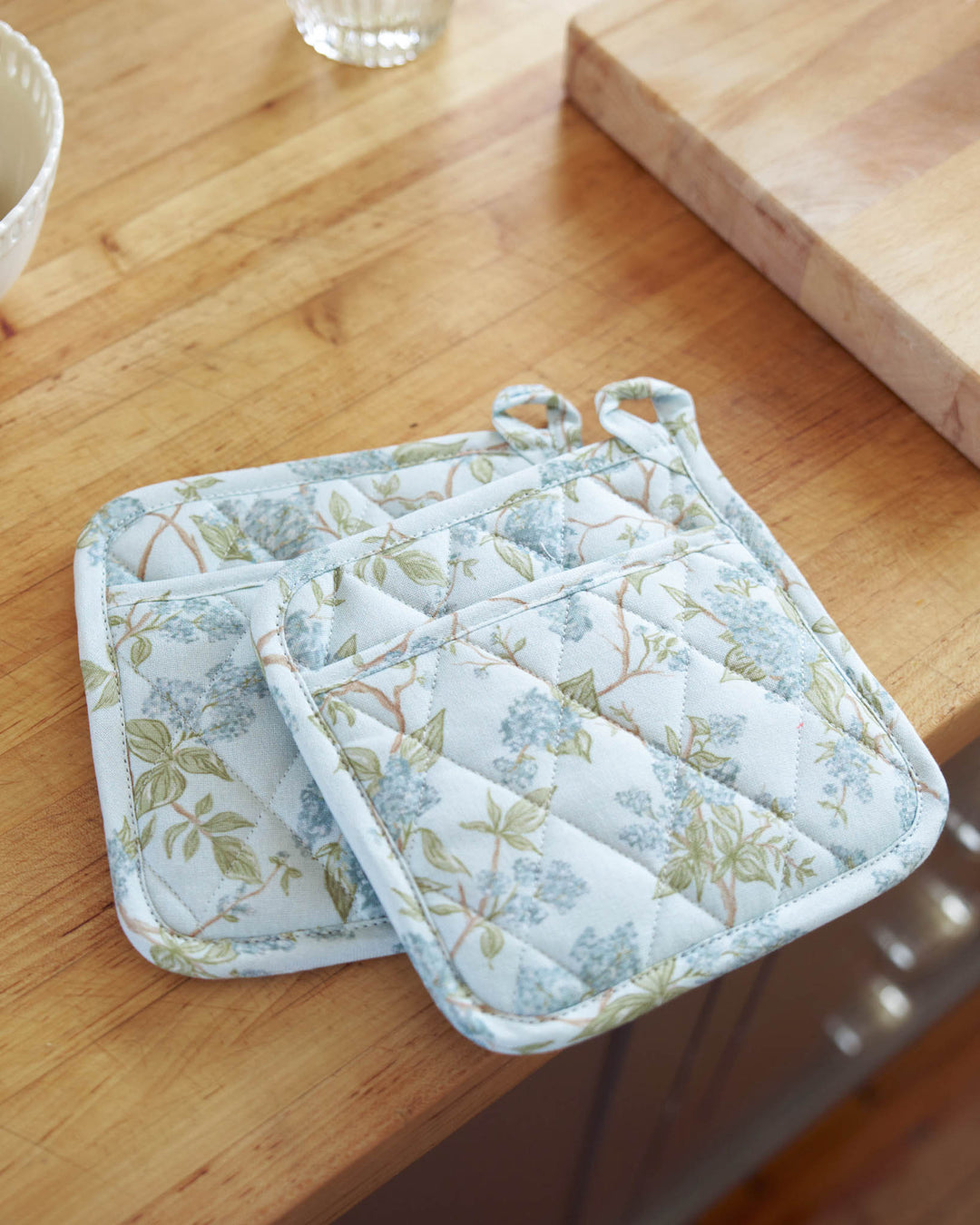 Giftable blue hydrangea cotton pot holders, perfect for spring and Mother’s Day.
