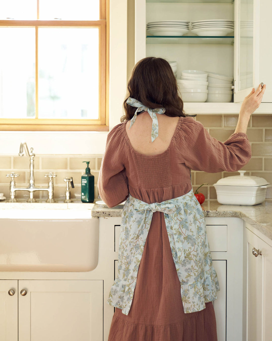 Spring-ready blue hydrangea apron in cotton, ideal for hosting and Mother’s Day gifting.