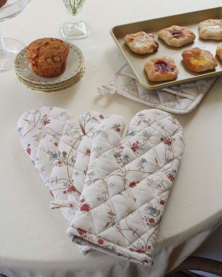 Cotton oven mitt with a quilted finish and hanging loop, adding a beautiful and functional touch to classic kitchen décor.