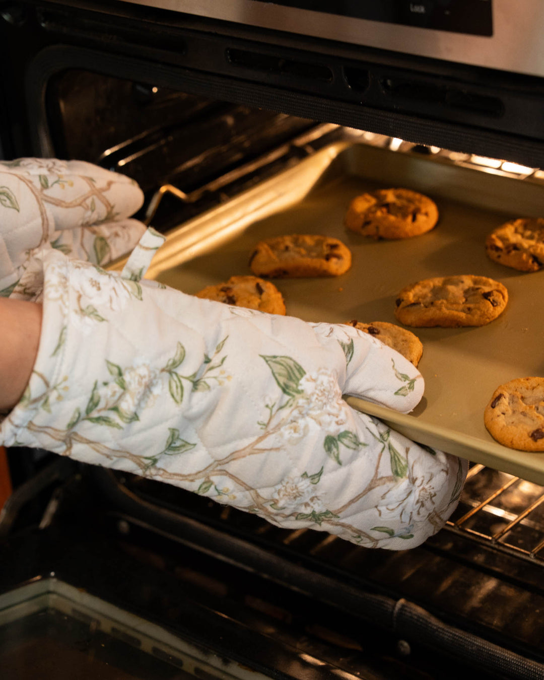 Floral cotton oven mitts set of 2 with diamond stitching, designed for safe handling of hot dishes and cookware.
