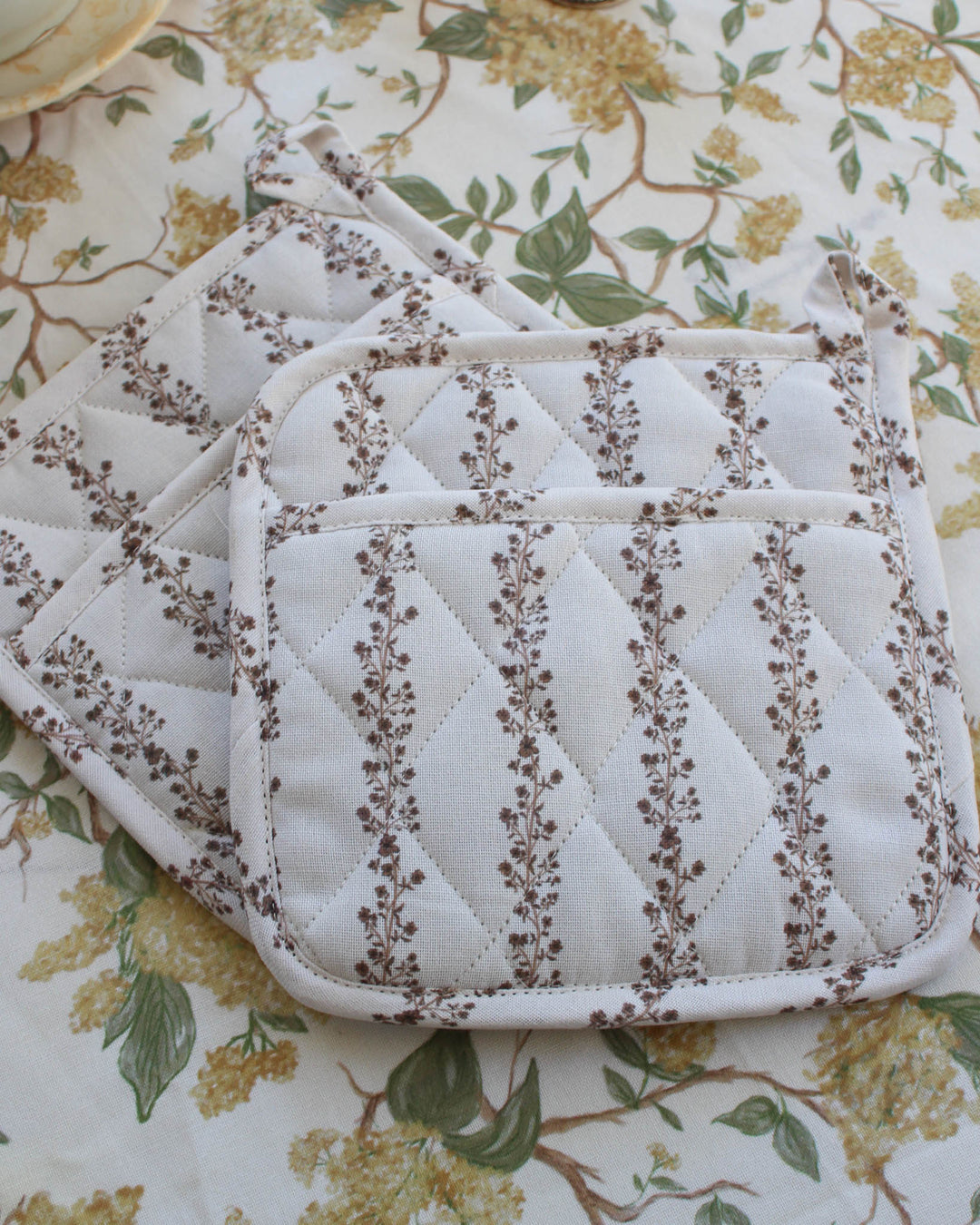 Brown stripe floral pot holder set in quilted cotton, heat-resistant and perfect for sourdough baking and cozy autumn cooking.