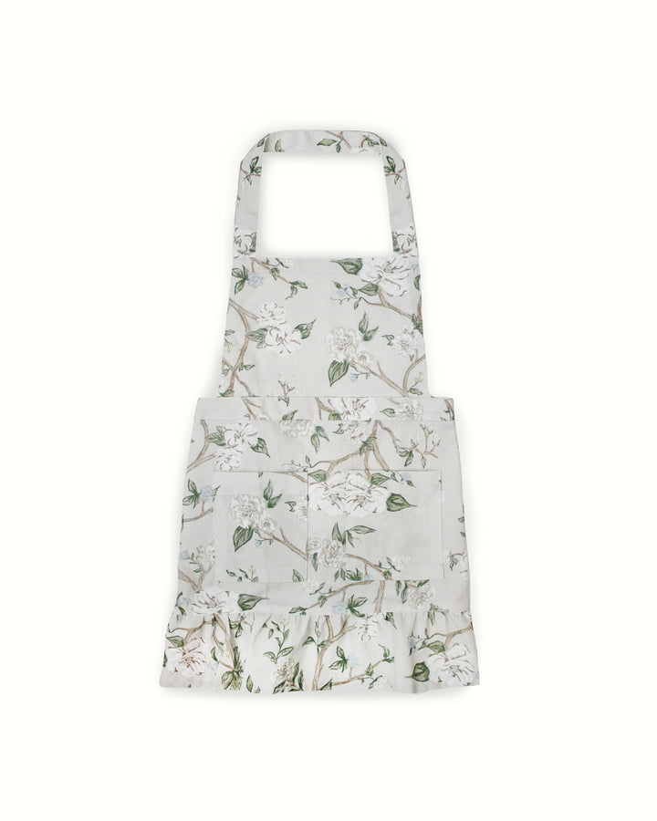Floral apron for girls ages 4 to 7, featuring camellia print and adjustable ties for a comfortable fit.