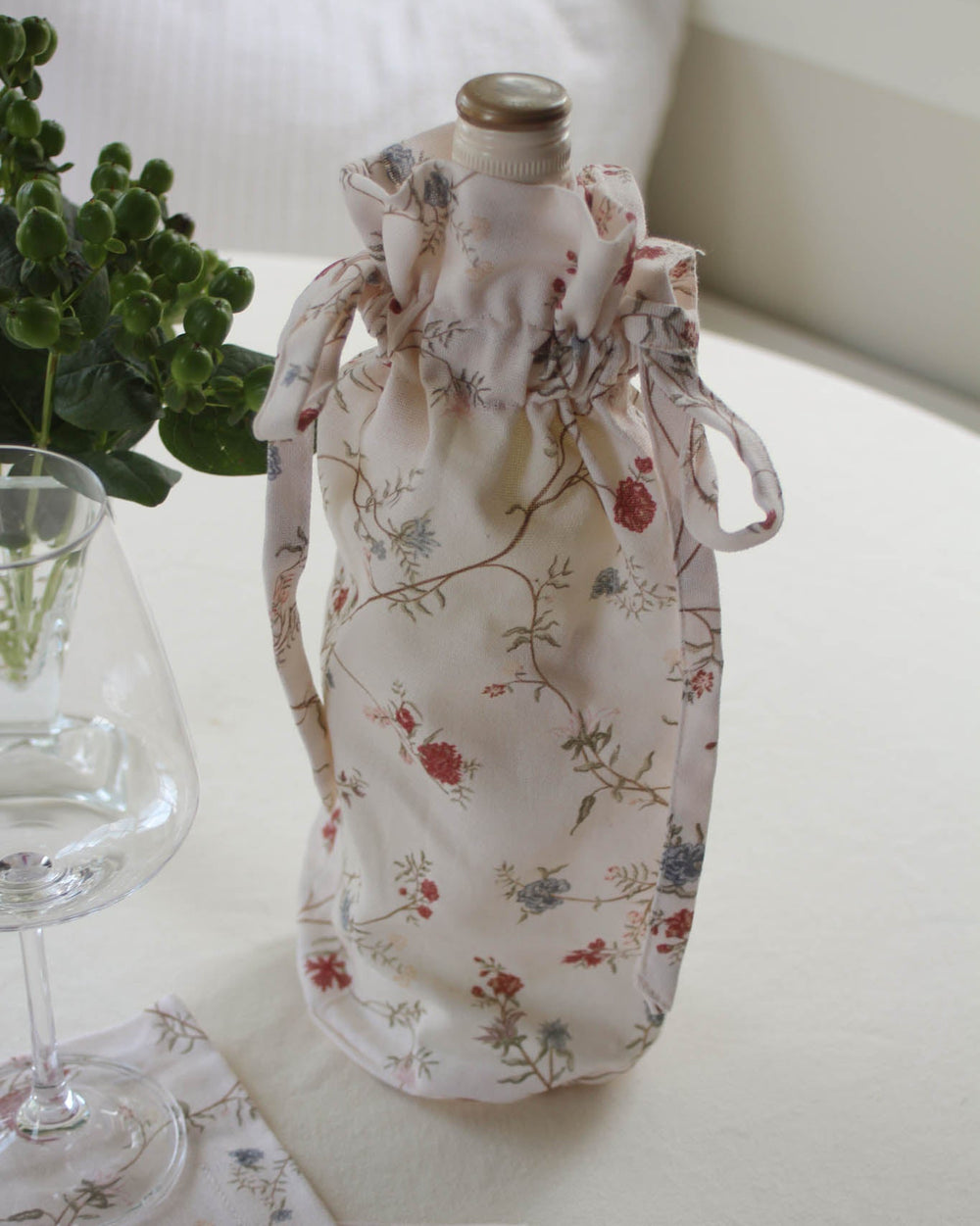 Elegant cotton wine bag in a hand-drawn botanical print, designed for gifting bottles with a timeless and personal touch.